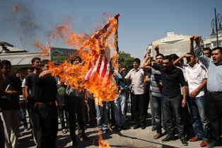 İsrail ve Amerika bayraklarını yaktılar