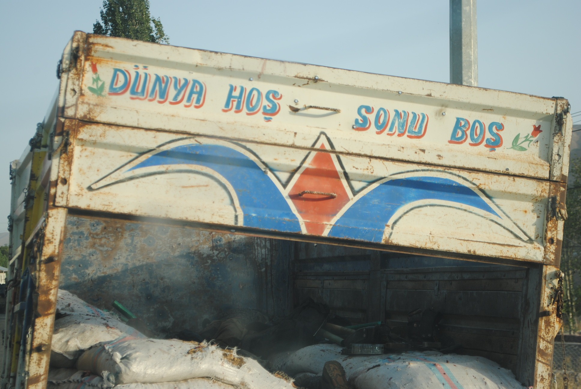 PKK'lıların taşındığı kamyondaki yazı dikkat çekti