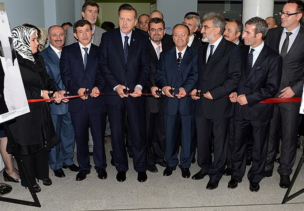 Erdoğan ve Davutoğlu sergi açtı