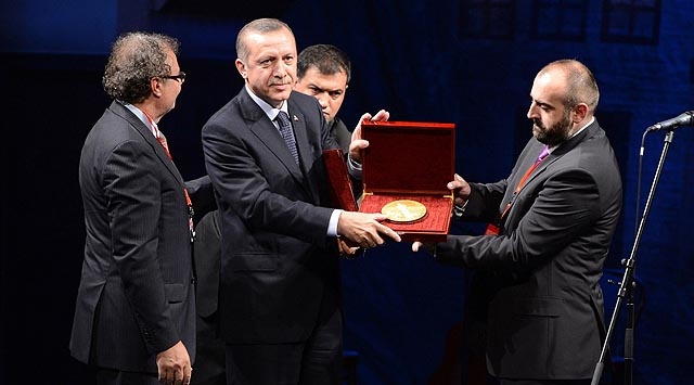 Başbakan Erdoğan'ı duygulandıran ödül