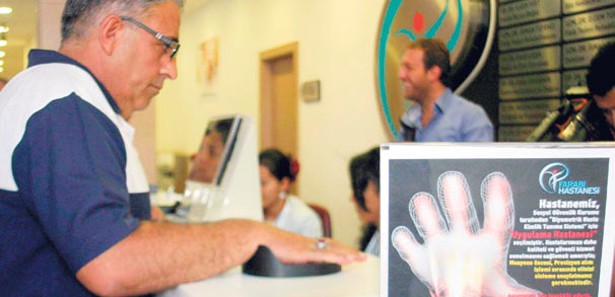 Hastanelerde 'avuç içi okuma' dönemi başladı