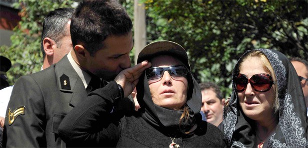 Şehit eşini asker selamıyla uğurladı