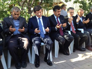 Davutoğlu şehit ailerini ziyaret etti