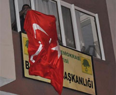 BDP binasına Türk Bayrağı astılar