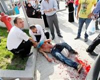 Kent meydanında boğazından bıçaklandı