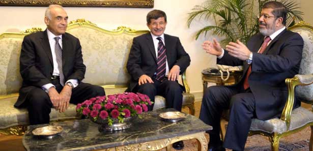 Davutoğlu Mısır'da Mursi ile görüştü