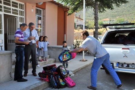 Akşehir'de kırtasiye yardımı