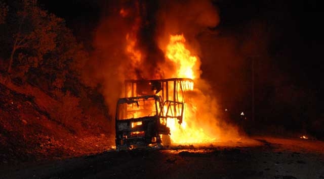 Ağrı'da teröristler 11 aracı yaktı