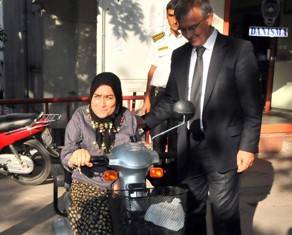 Engelli kadının akülü araba sevinci