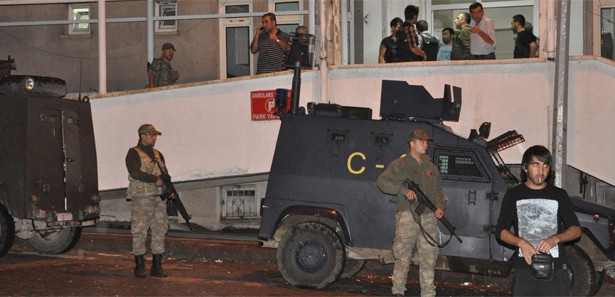 İki karakola eş zamanlı saldırı: 1 şehit, 4 yaralı