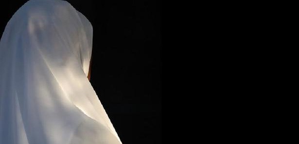 Böyle fişleme görülmedi: İçki içirtmez, eşi türbanlı