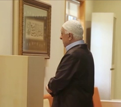 Gıyabi cenaze namazını Fethullah Gülen kıldırıldı