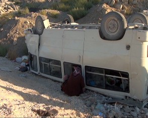 İşçileri taşıyan misnübüs devrildi