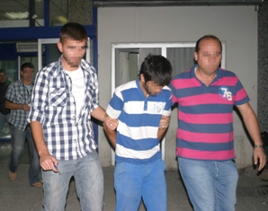Hırsızı arabaya kilitlediler
