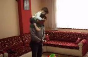 Namaz kılan adam ve sevimli çocuk...VİDEO