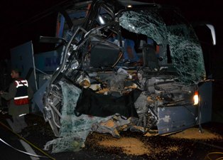 Otobüs tıra arkadan çarptı: 1 ölü, 27 yaralı