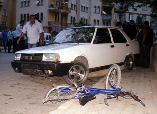 Otomobili kalabalığın üzerine sürdü