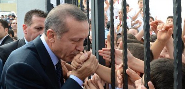Başbakan çocuğun elini böyle öptü!