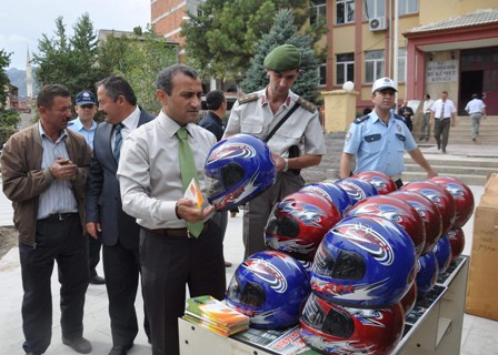 Kaymakam Sonel, 50 kişiye kask hediye etti