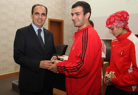 Başarılı sporcular ödüllendirildi