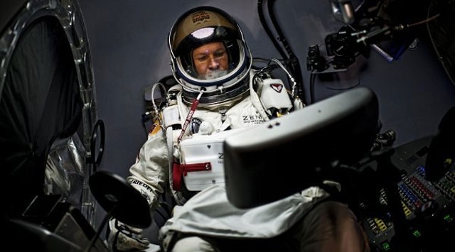 Uzaydan atlayış rüzgara takıldı