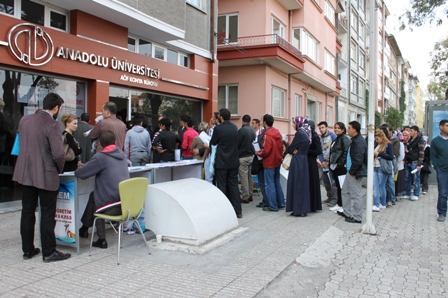 Öğrencilerin kayıt çilesi sürüyor
