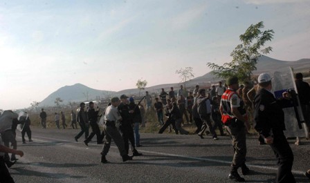 Kamyonculara biber gazı ile müdahale edildi