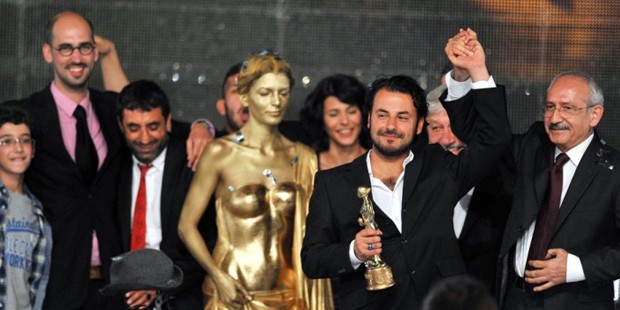 Atatürk'ün elçisi olduğunu söyledi