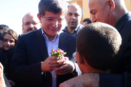 Bakan Davutoğlu hemşerilerini ziyaret etti