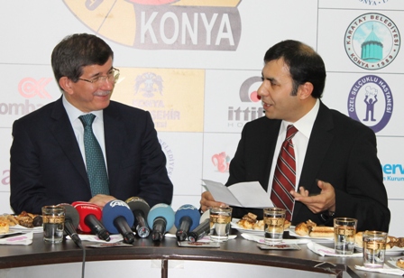 Bakan Davutoğlu Konya'da gazetecilerle buluştu
