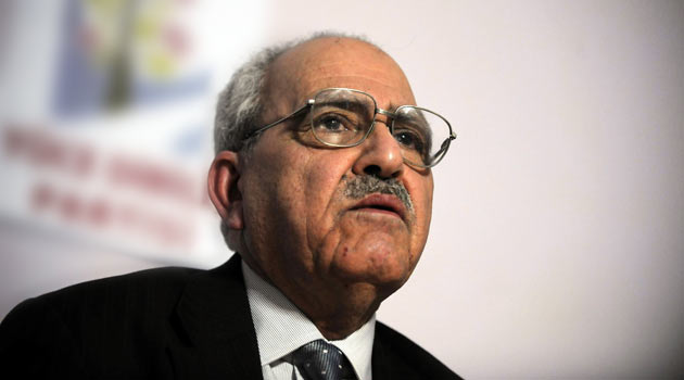 Sezai Karakoç'un ödülünü Davutoğlu aldı