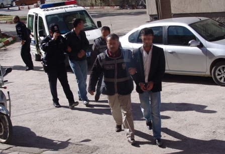 Tehditle 5 bin TL istediler yakayı ele verdiler