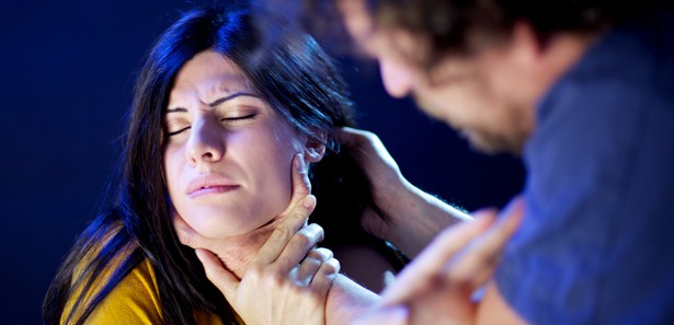 Şiddet gören kadını polis 6 saniye içinde bilecek