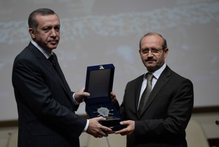 Başbakan Erdoğan’dan başkan Sorgun’a plaket