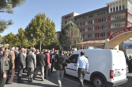 İşçiler yol kapattı