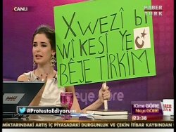 Pelin Batu'dan Kürtçe pankartlı protesto