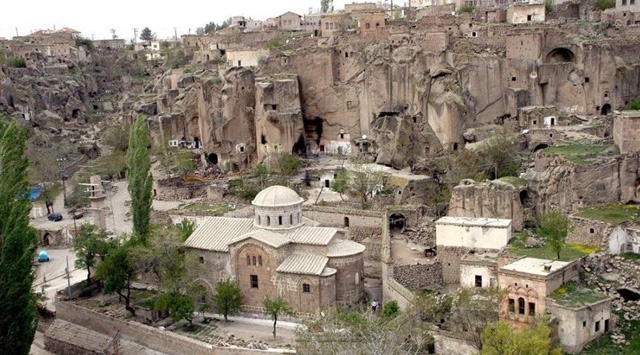 Camiler turist akınına uğruyor