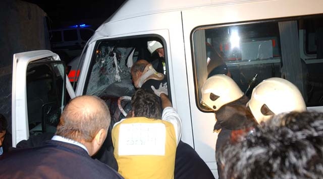 Minibüsler çarpıştı: 17 yaralı