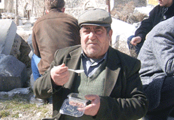 Karapınar Belediyesi aşure dağıttı