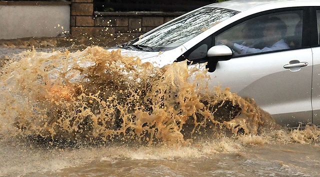 Sağanak yağış vurdu