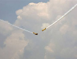 İki uçak havada birbirine girdi