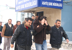 Polise tarihi eser satmak istediler