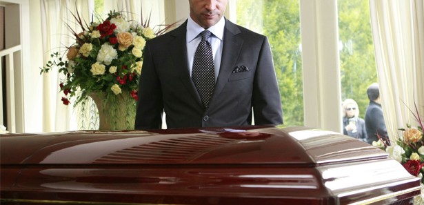 Kendi cenazesine katıldı, ortalık karıştı