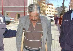 Bıçakla yüzünden yaralandı