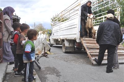 Kaymakam, yetim ve öksüzleri unutmadı