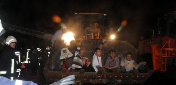 Sel otobüsü devirdi