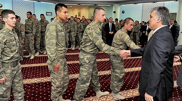 Bayram namazını Mehmetçikle kıldı