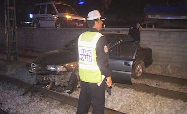 Konya'da otomobil tramvay yoluna uçtu