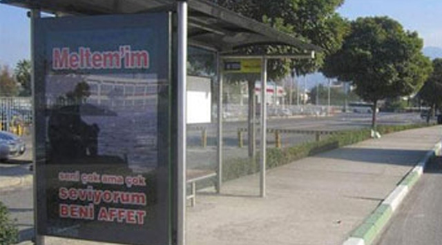 Eşinden ilanla özür diledi