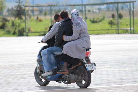 Hem kasksız hem 4 kişi seyahat